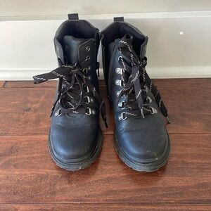 Boy size 1 black Boots art class great condition